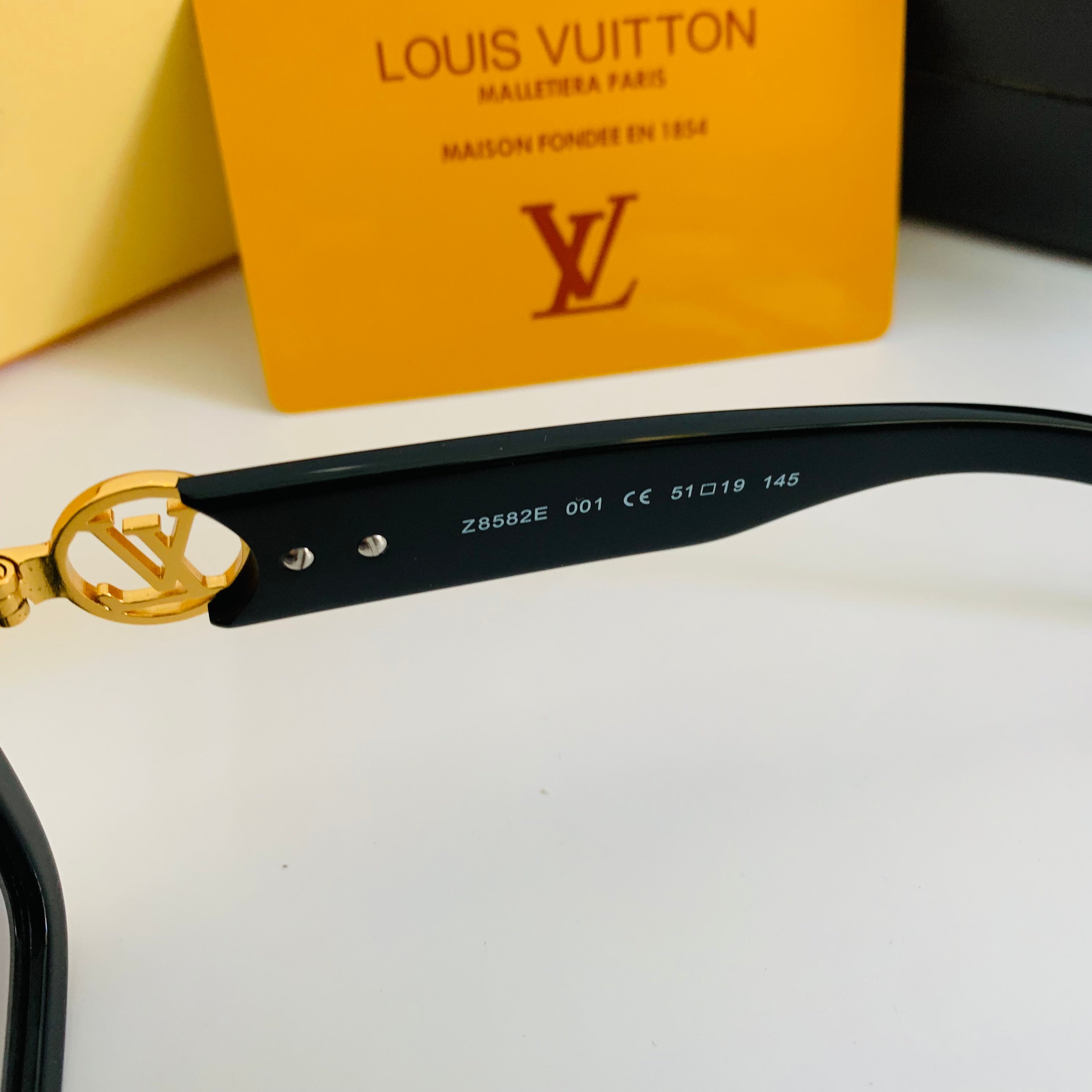 Louis Vuitton Z8582E S