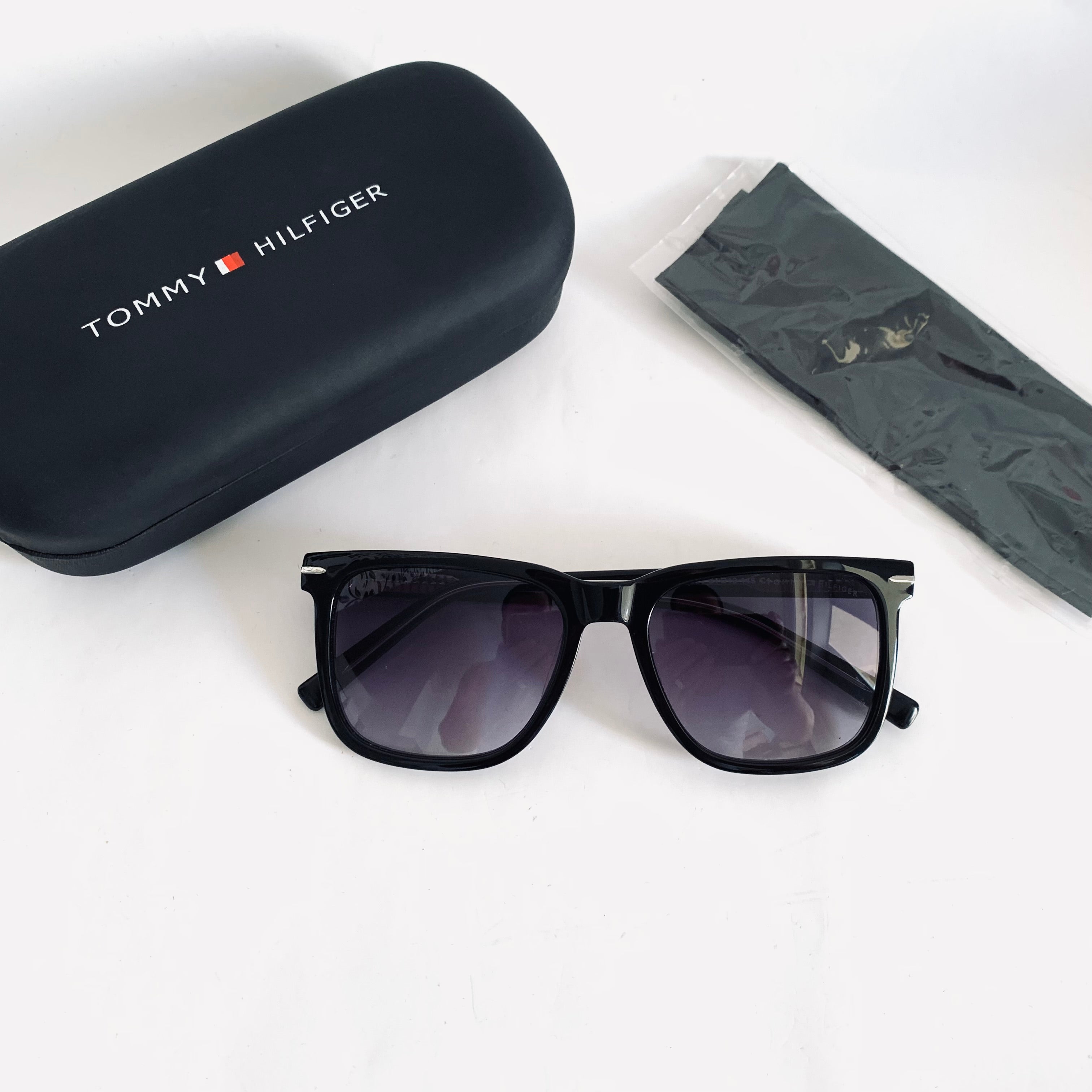 Tommy Hilfiger 4224 S