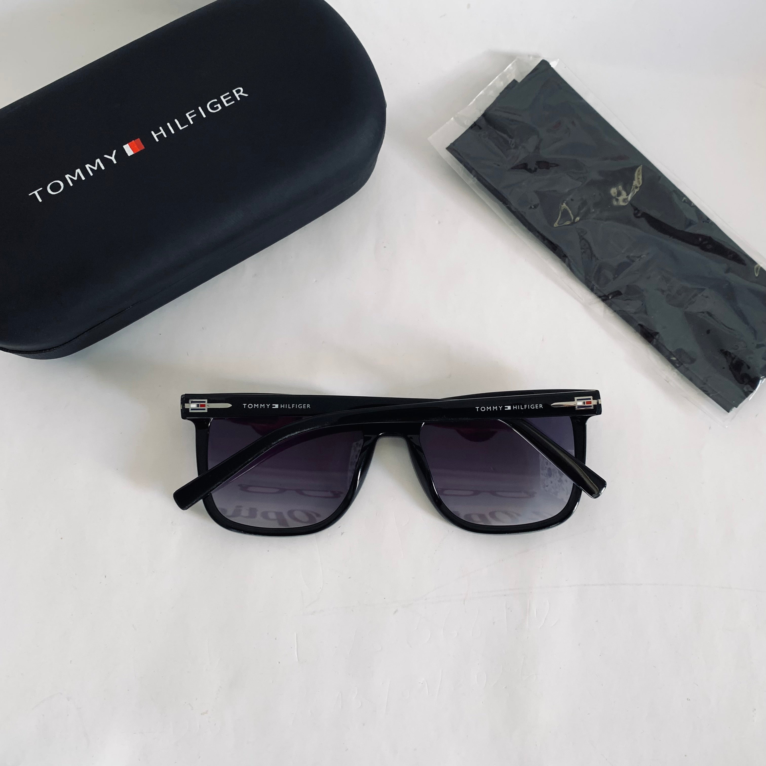 Tommy Hilfiger 4224 S