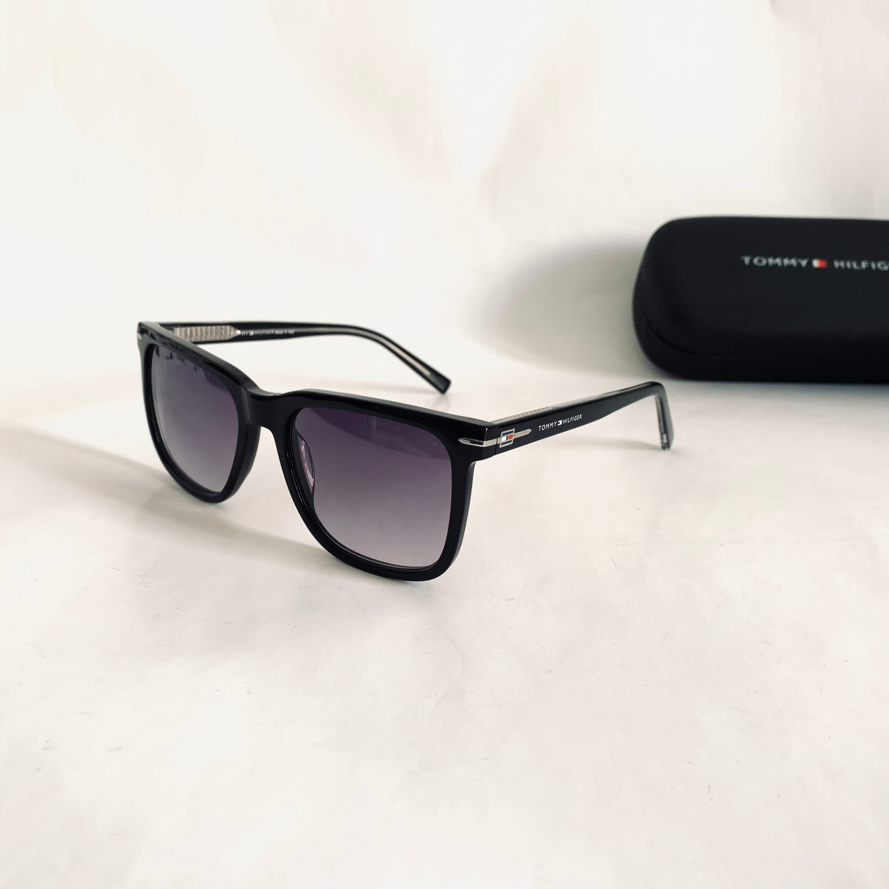 Tommy Hilfiger 4224 S