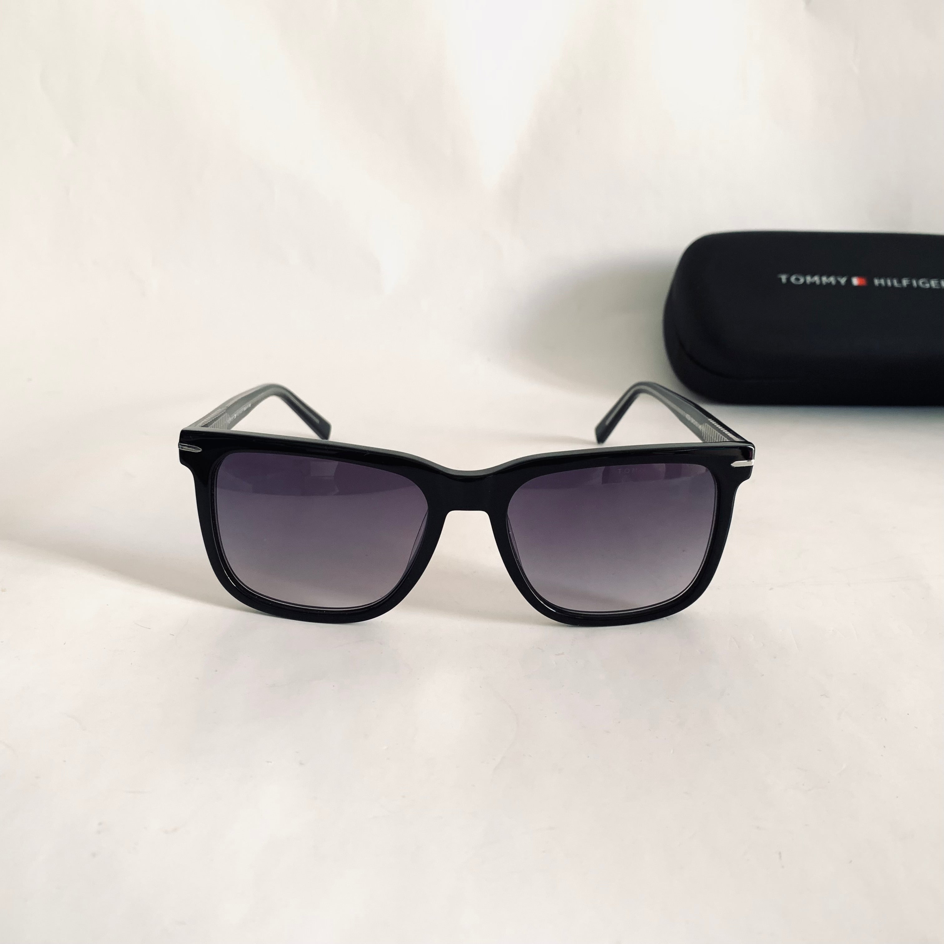 Tommy Hilfiger 4224 S