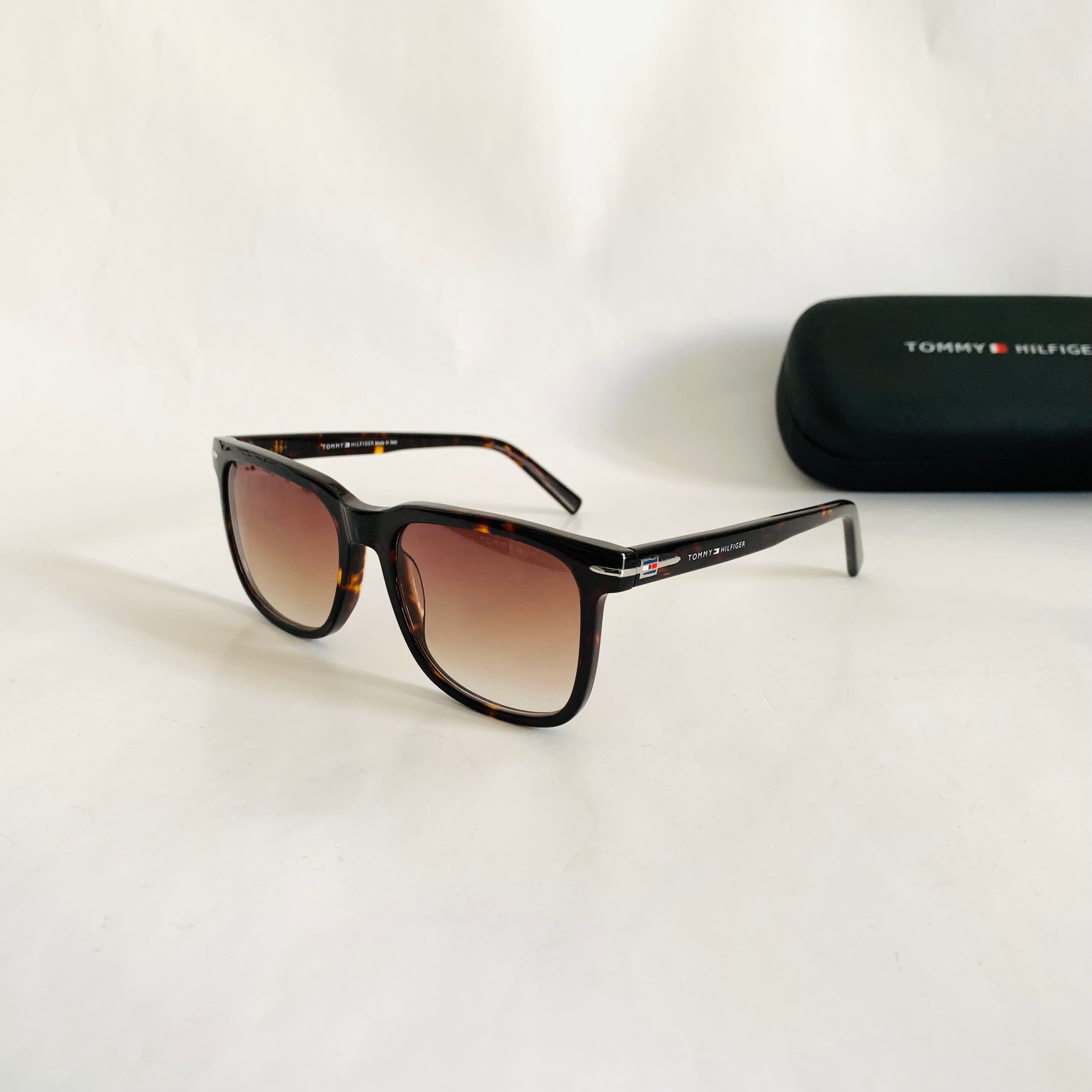 Tommy Hilfiger 4224 S